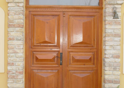 Íves felülvilágító, középen felnyíló, barna bejárati ajtó