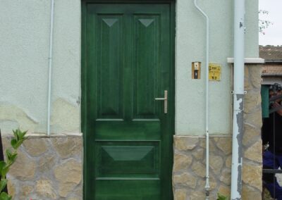 Zöld bejárati ajtó ezüst kilincsel