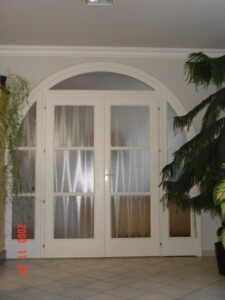 Középen felnyíló fehér beltéri ajtó íves