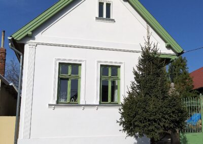 Zöld ablakos homlokzat