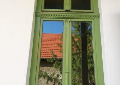 Zöld ablak felülvilágítóval, díszítéssel