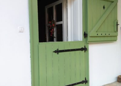 Z kötős, zöld, téli pajtaszerű ajtó